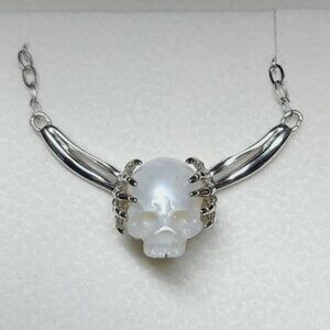 NEW 16” SILVER METAL SKELETON ARMS HOLDING WHITE SKULL NECKLACE